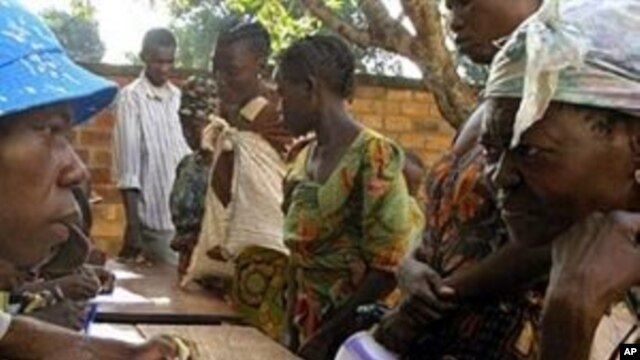 Women queue up during a food distribution by for the World Food Program (WFP/PAM) at the Saint-Pierre parish in Gobongo, in the northern suburbs of Bangui (File Photo)
