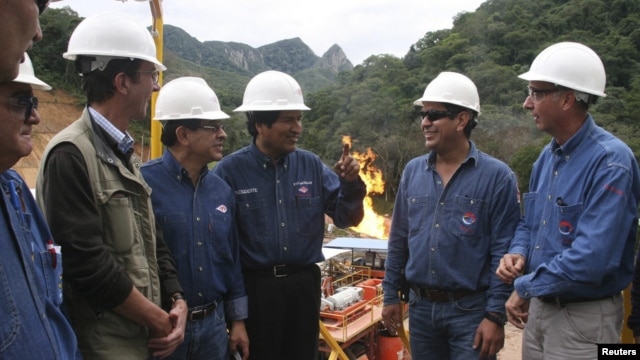 El presidente de Bolivia, Evo Morales (tercero desde la derecha) inspecciona un campo de gas natural de YPFB, en Santa Cruz.