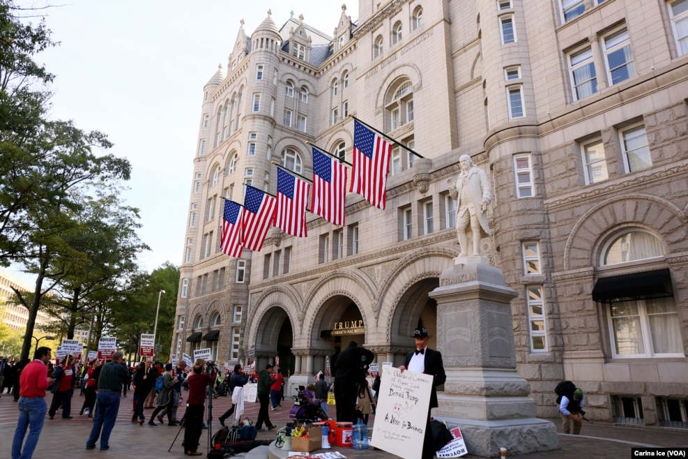 2016年10月26日，川普在華盛頓開的，離白宮不遠的豪華酒店。 門前有人示威