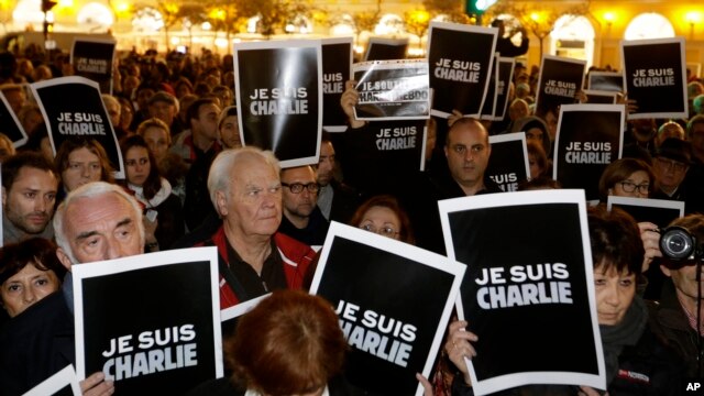 Gradjani Francuske drže postere sa parolom "Ja sam Šarli", izražavajući solidarnost sa francuskim nedeljnikom. 
