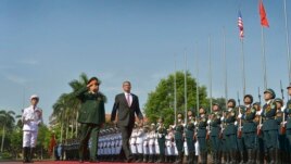 Bộ trưởng Bộ Quốc phòng Việt Nam Phùng Quang Thanh và Bộ trưởng Quốc phòng Mỹ Ashton Carter duyệt hàng quân danh dự tại Hà Nội, ngày 1/6/2015.
