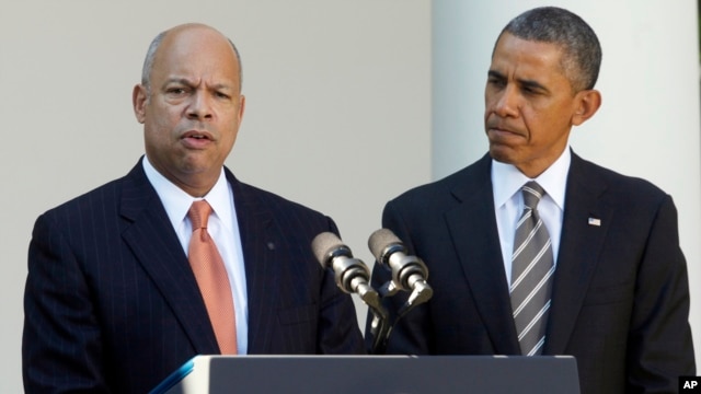 Tổng thống Obama (phải) và ông Jeh Johnson, người đước Tổng thống đề cử vào chức vụ Bộ trưởng An ninh Quốc nội, 18/10/13