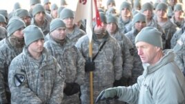 The commander of the US Army's 2nd Infantry Division, Maj. Gen. Edward Cardon, speaking to some of his soldiers. (Photo: VOA/Steve Herman)