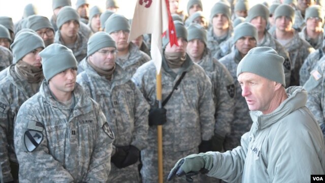 The commander of the US Army's 2nd Infantry Division, Maj. Gen. Edward Cardon, speaking to some of his soldiers. (Photo: VOA/Steve Herman)