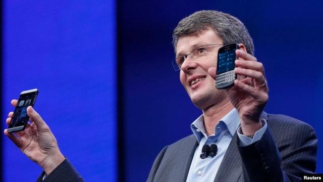 El presidente de RIM BlackBerry, Thorsten Heins, presenta los dos nuevos modelos de teléfonos inteligentes. 