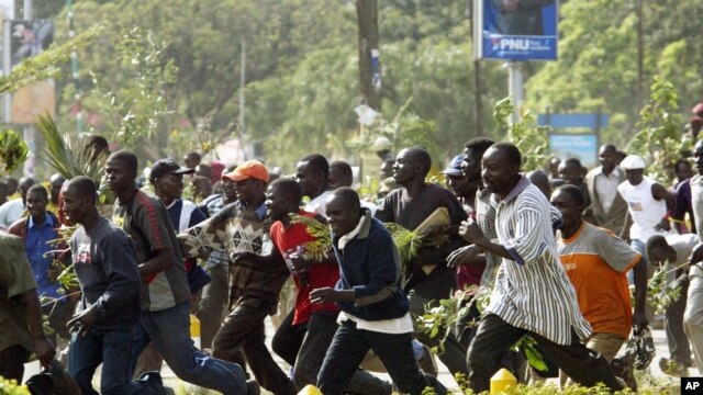 Supporters of Orange Democratic Movement (ODM) run as riot police chase them in Nairobi, Kenya, December 31, 2007.