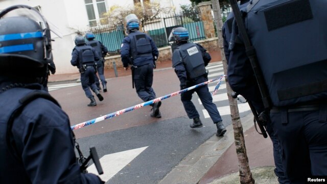 Francuska specijalna policija zauzima pozicije oko prodavnice košer hrane u istočnom Parizu, 9. januara 2015.
