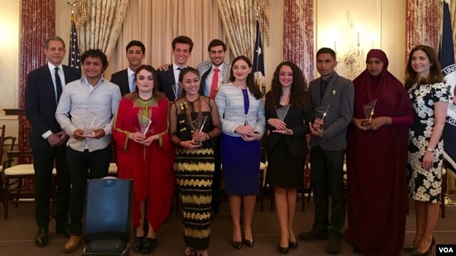 Kesepuluh anak muda penerima Global Emerging Youth Leaders Award 2016 (VOA/Eva).