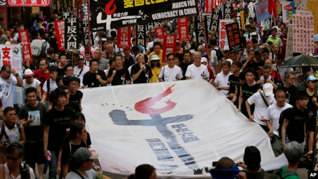 Dân Hong Kong tuần hành để tưởng niệm 25 năm vụ đàn áp đẫm máu của Trung Quốc tại quảng trường Thiên An Môn ngày 4 tháng 6 năm 1989, 1/6/14