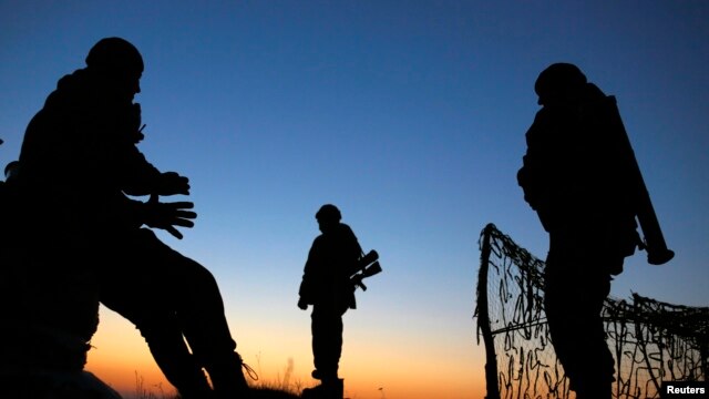 سربازان اوکراینی در پست بازرسی در شرق اوکراین نزدیک مرز روسیه - ۲۱ مارس ۲۰۱۴