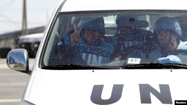 Filipino United Nations peacekeepers drive at the Kuneitra border crossing between Israel and Syria, in the Israeli occupied Golan Heights March 9, 2013. 