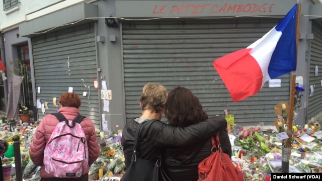 Hoa được đặt trước nhà hàng Le Petit Cambodge và Le Carillon để tưởng nhớ các nạn nhân của các vụ tấn công khủng bố.