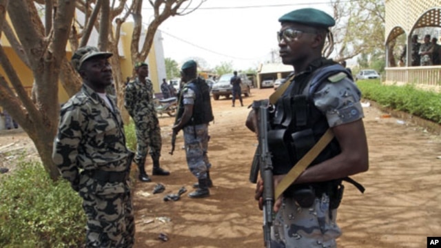 Malian soldiers stand in guard in Kati, outside Bamako, March 30, 2012.