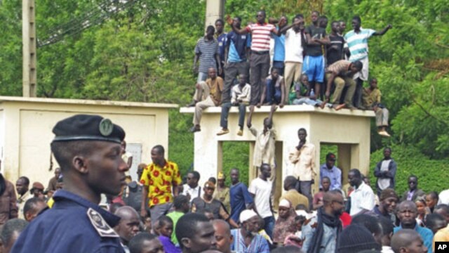 Malians who back the military coup d'etat, demonstrate in Bamako, March 28, 2012.