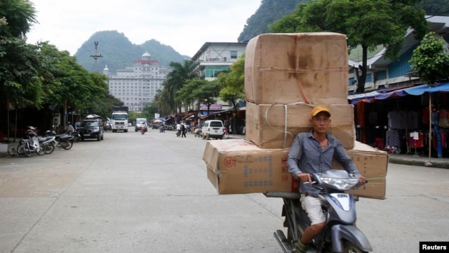 Hàng hóa Trung Quốc được chở tới chợ Tân Thanh giáp biên giới Trung Quốc tại tỉnh Lạng Sơn, phía bắc Việt Nam, ngày 30/7/2014.