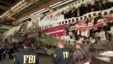 Agen-agen FBI dan polisi New York menjaga rekonstruksi kecelakaan pesawat TWA penerbangan 800 di Calverton, New York, setahun setelah pesawat itu meledak pada 1996. (Foto: Dok)