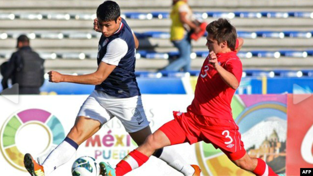 Mario Rodríguez (izquierda) de Estados Unidos disputa un balón con Marco Lapena de Canadá, en el partido ganado por los estadounidenses, que les valió la clasificación al Mundial sub-20.