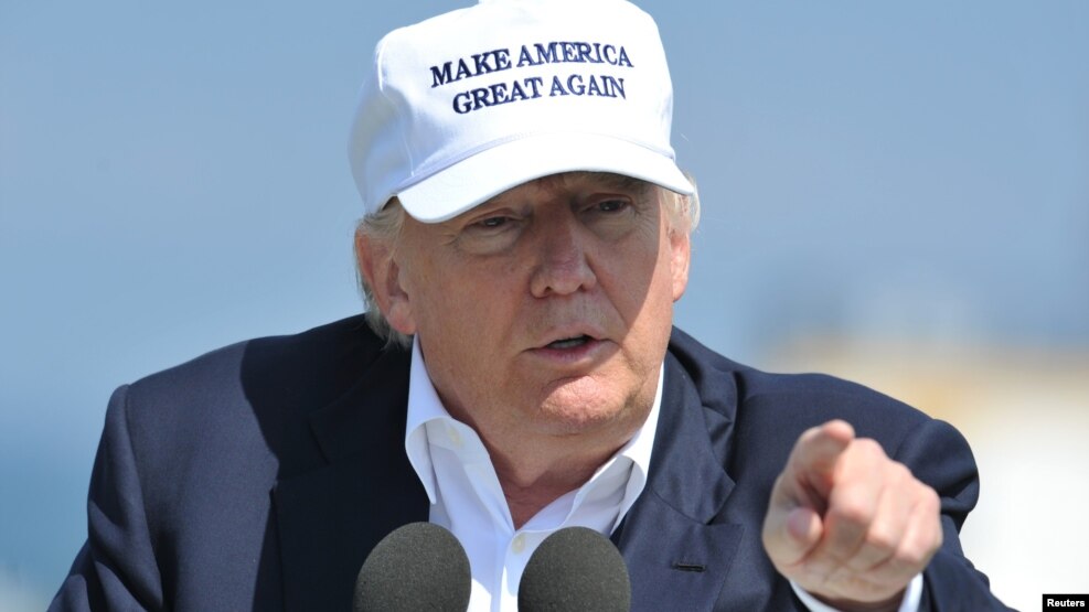 Ứng cử viên Tổng thống Đảng Cộng hòa Donald Trump phát biểu trong một cuộc họp báo tại sân golf Turnberry ở Scotland, ngày 24 tháng 6 năm 2016.