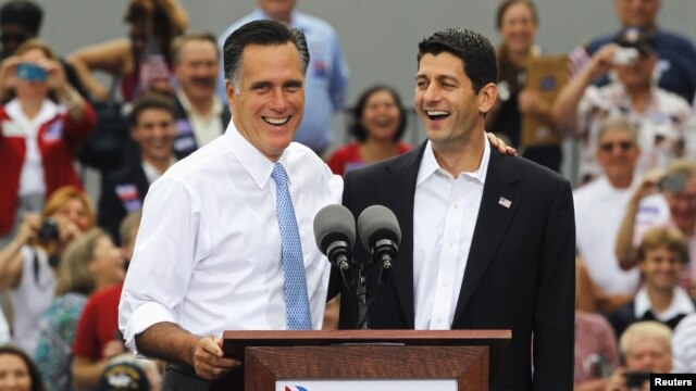 Ứng cử viên tổng thống của Đảng Cộng hòa ở Mỹ, ông Mitt Romney giới thiệu Dân biểu Paul Ryan của tiểu bang Wisconsin sẽ là ứng viên phó tổng thống trong liên danh của ông trong cuộc vận động tại Norfolk, Virginia, ngày 11/8/2012.
