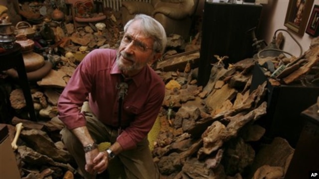 Ray Stanford yang telah mengumpulkan lebih dari 1.000 jejak kaki berbagai jenis dinosaurus, mengubah ruang tamunya menjadi apa yang disebutnya”Museum Stanford” (foto: Dok).