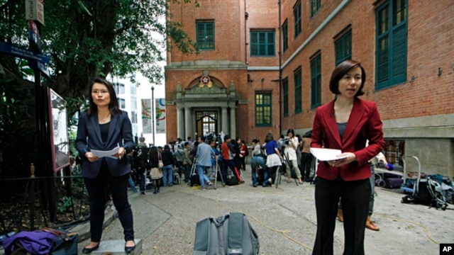 Reporters gather outside the Court of Final Appeal in Hong Kong, March 25, 2013. 