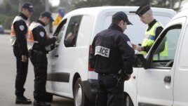 Francuski policajci proveravaju dokumenta putnika na francusko-italijanskoj granici