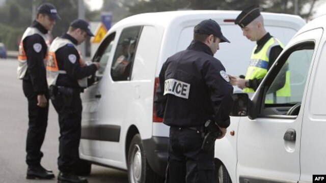 Francuski policajci proveravaju dokumenta putnika na francusko-italijanskoj granici
