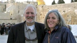 Alan Gross y su esposa, en tiempos mejores en Jerusalen. Cuba niega que la salud del contratista estadounidense se haya deteriorado.