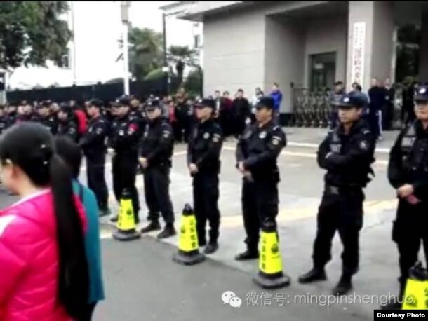 警察在中国西安市高陵区政府机关门前列队守卫。高陵民众的口号是：捍卫高陵！保卫蓝天！还我净土！抵制焚烧！在警察抓人后，他们开始高呼“放人，放人！” （2016年10月中旬，网络图片）