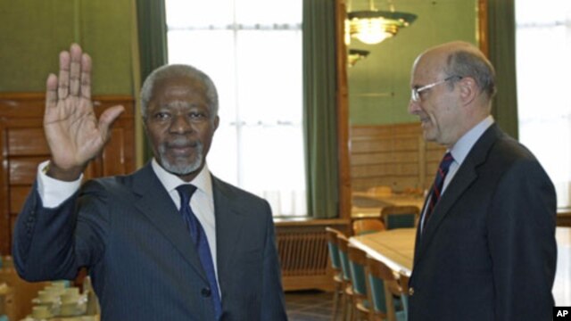 Newly appointed UN-Arab League Envoy on Syria Kofi Annan waves to the media after shaking hand with France's Foreign Minister Alain Juppe, before the19th session of the Human Rights Council at the United Nations, in Geneva, February 27, 2012.