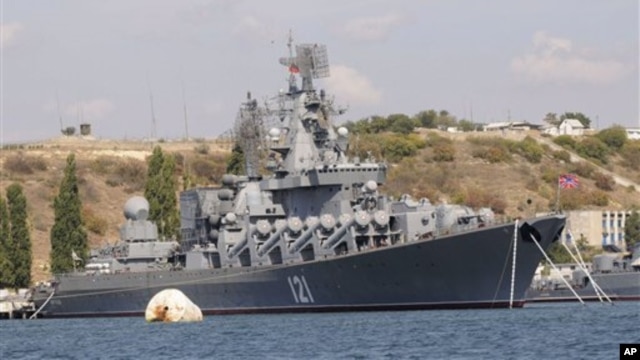 Tuần dương hạm mang tên lửa dẫn đường Moskva tại cảng Sevastopol.