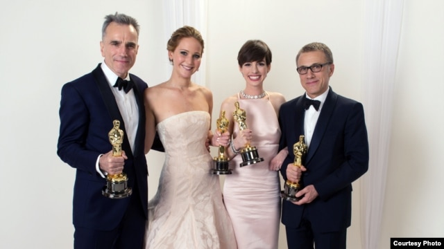 Các diễn viên Daniel Day-Lewis, Jennifer Lawrence, Anne Hathaway và Christoph Waltz cầm tượng vàng Oscar.