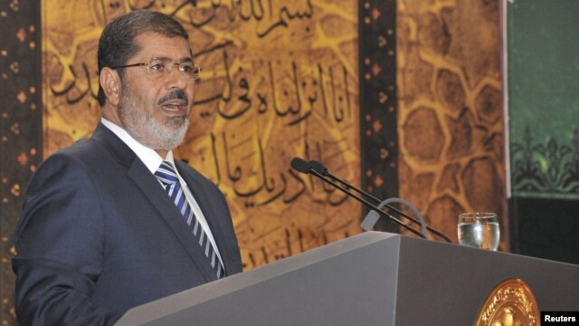En su comparecencia televisiva el pasado domingo 12 de agosto, Morsi aclaró que la pérdida de poder del ejército no viene motivada por antagonismos personales, sino por beneficiar al pueblo egipcio. 