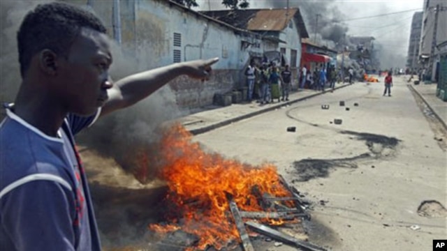 Supporters of Ivory Coast opposition leader Alassane Ouattara protest in the city of Abidjan, 04 Dec 2010