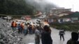 Para pekerja tambang emas dan tembaga PT Freeport Indonesia di Mimika, Papua, berkumpul dan prihatin atas nasib rekan-rekannya yang terjebak di bawah reruntuhan atap sebuah ruang bawah tanah di pertambangan tersebut. Atap tersebut rubuh, Rabu, 15 Me i2013 yang lalu. 