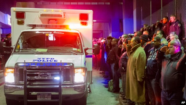 Xe cứu thương chở thi thể 2 cảnh sát viên bị bắn chết ở New York, ngày 20/12/2014. 