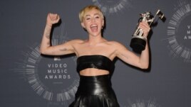 Miley Cyrus poses with the Video of the Year award . (Photo by Jordan Strauss/Invision/AP)