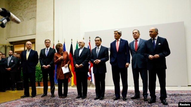 Trưởng chính sách đối ngoại EU Catherine Ashton đọc thông cáo trong buổi lễ đánh dấu đạt được thỏa thuận giữa Iran và 6 cường quốc thế giới tại Genève, ngày 23 tháng 11, 2013