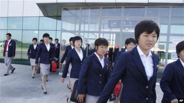 지난해 8월 일본에서 열린 여자청소년 축구 월드컵 경기참가를 위해 평양을 출발하는 북한 축구팀. (자료사진)
