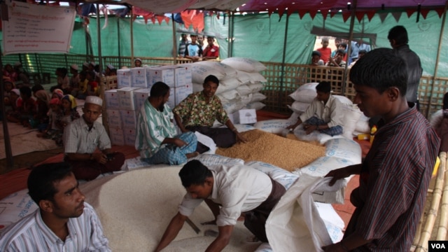 Salah satu tempat penampungan pengungsi Thet Kae Pyin di luar kota Sittwe, negara bagian Rakhine, Burma (Foto: dok). PBB mengatakan masih diperlukan sekitar $41 juta lagi untuk memenuhi kebutuhan bantuan bagi para pengungsi ini hingga Juni 2013.
