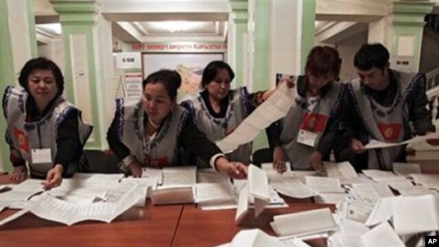 Members of local electoral committee sort through a ballot box, at a polling station in Osh, Southern Kyrgyzstan, 10 Oct 2010