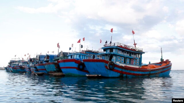Thuyền đánh cá của ngư dân Việt Nam neo đậu gần đảo Lý Sơn, Quảng Ngãi.