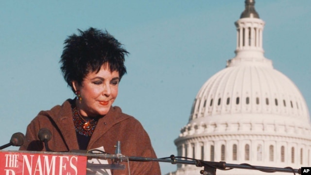 Elizabeth Taylor creó la Fundación para la Investigación del Sida y trabajó por los derechos humanos de quienes tienen el VIH.
