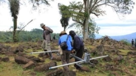 Para peneliti sedang melakukan serangkaian analisis dan penelitian Situs Gunung Padang, di Cianjur, Jawa Barat (foto: VOA/R. Teja Wulan).
