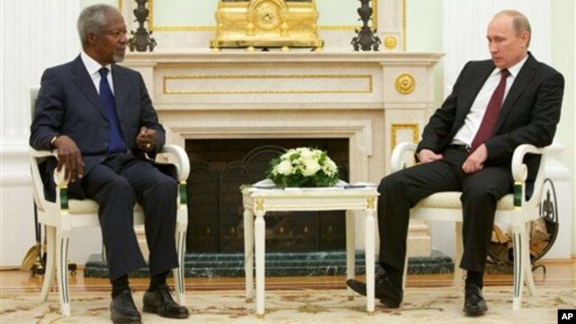 Đặc sứ Kofi Annan (trái) hội đâm với Tổng thống Nga Vladimir Putin tại Moscow hôm 17/1/12