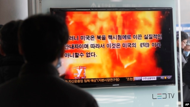 People watch a television program showing a propaganda video released by North Korea at Seoul Railway Station in Seoul, South Korea, February 20, 2013. 