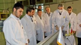 El presidente de Irán, Mahmud Ahmadinejad (segundo de la izquierda) inaugura un nuevo proyecto nuclear en Teherán, en febrero de 2012.