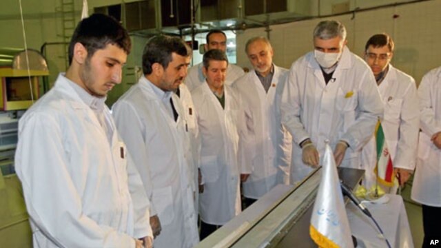 El presidente de Irán, Mahmud Ahmadinejad (segundo de la izquierda) inaugura un nuevo proyecto nuclear en Teherán, en febrero de 2012.
