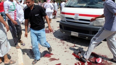 Des habitants sur le lieu d'un attentat à la bombe à Bakouba, en Irak, le 17 mai 2013 