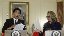 Ngoại trưởng Hoa Kỳ HIillary Clinton và Ngoại trưởng Nhật Bản Fumio Kishida trong cuộc họp báo chung tại Bộ Ngoại giao Mỹ ở Washington, ngày 18/1/2013.